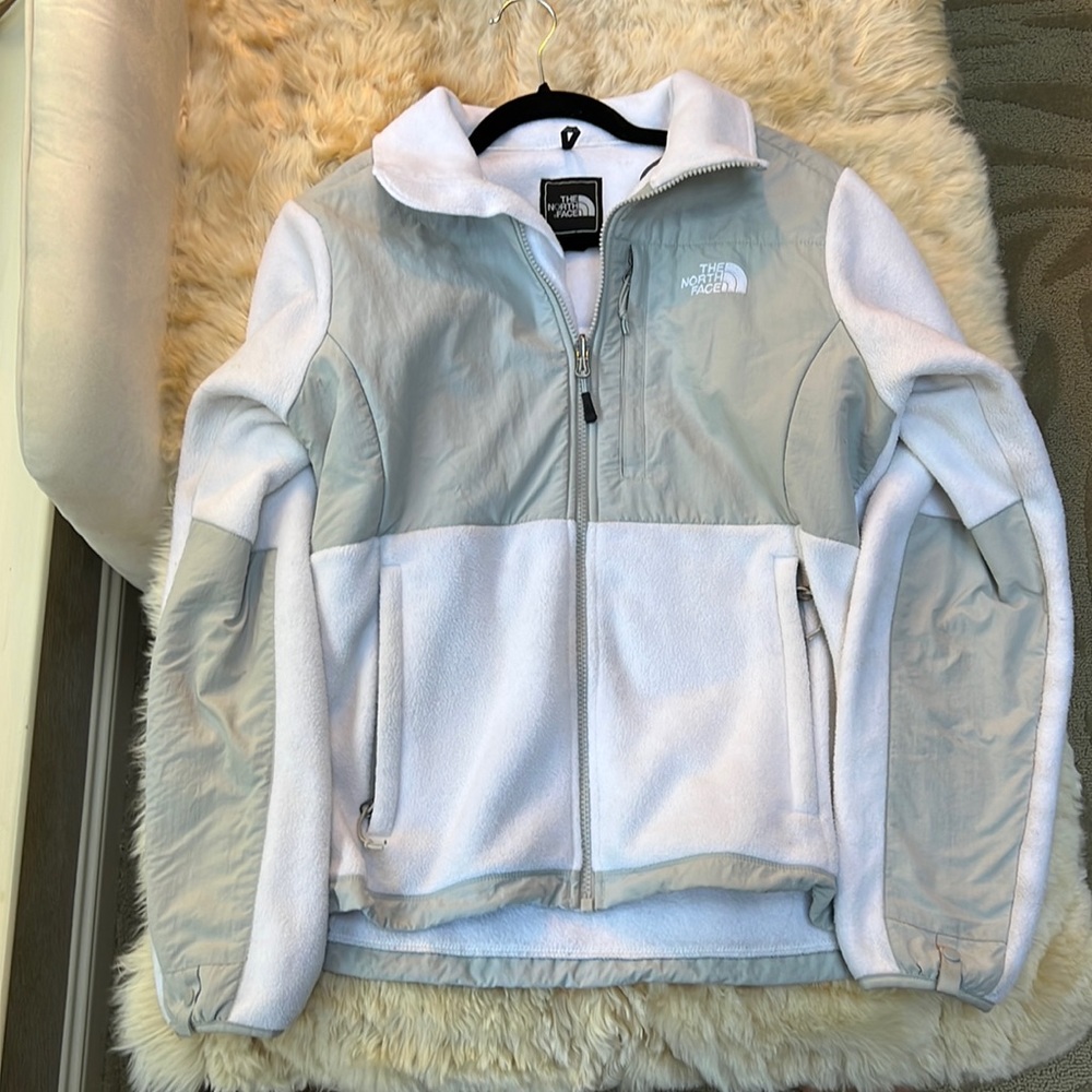 Gray and white North Face, full-zip jacket! ☑️🤍